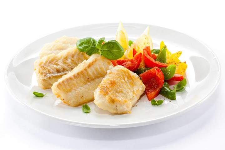 Un plat principal vibrant et frais, composé de légumes de saison et dune pièce de viande ou poisson, présenté artistiquement.